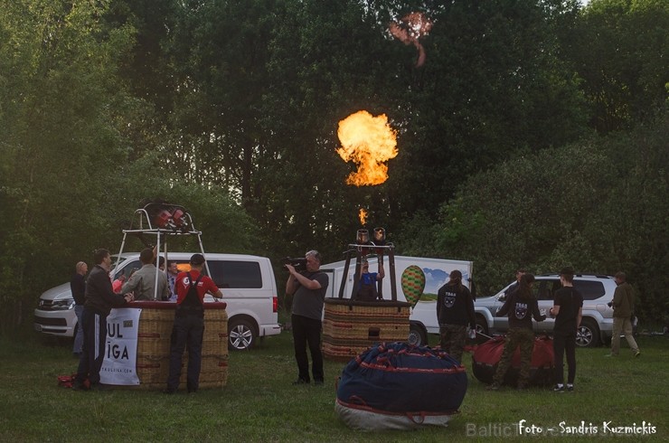 Festivāla laikā virs Kuldīgas krāšņi pacēlās vairākas gaisa balonu ekipāžas un priecēja kuplo apmeklētaju pulku Festivāla laikā virs Kuldīgas krāšņi pacēlās vairākas gaisa balonu ekipāžas un priecēja kuplo apmeklētaju pulku 255120