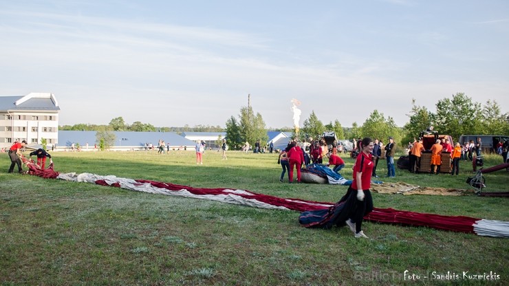 Festivāla laikā virs Kuldīgas krāšņi pacēlās vairākas gaisa balonu ekipāžas un priecēja kuplo apmeklētaju pulku Festivāla laikā virs Kuldīgas krāšņi pacēlās vairākas gaisa balonu ekipāžas un priecēja kuplo apmeklētaju pulku 255121