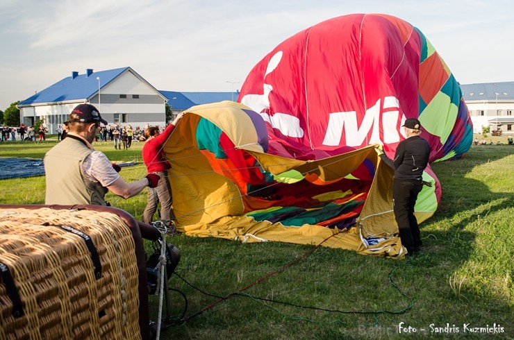 Festivāla laikā virs Kuldīgas krāšņi pacēlās vairākas gaisa balonu ekipāžas un priecēja kuplo apmeklētaju pulku Festivāla laikā virs Kuldīgas krāšņi pacēlās vairākas gaisa balonu ekipāžas un priecēja kuplo apmeklētaju pulku 255122