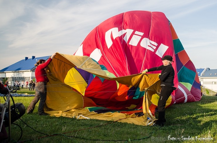 Festivāla laikā virs Kuldīgas krāšņi pacēlās vairākas gaisa balonu ekipāžas un priecēja kuplo apmeklētaju pulku Festivāla laikā virs Kuldīgas krāšņi pacēlās vairākas gaisa balonu ekipāžas un priecēja kuplo apmeklētaju pulku 255123