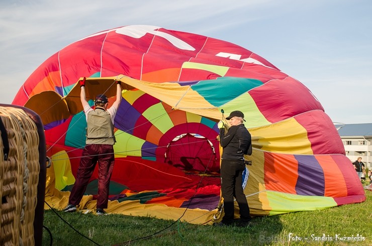 Festivāla laikā virs Kuldīgas krāšņi pacēlās vairākas gaisa balonu ekipāžas un priecēja kuplo apmeklētaju pulku Festivāla laikā virs Kuldīgas krāšņi pacēlās vairākas gaisa balonu ekipāžas un priecēja kuplo apmeklētaju pulku 255124