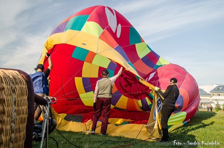 Festivāla laikā virs Kuldīgas krāšņi pacēlās vairākas gaisa balonu ekipāžas un priecēja kuplo apmeklētaju pulku Festivāla laikā virs Kuldīgas krāšņi pacēlās vairākas gaisa balonu ekipāžas un priecēja kuplo apmeklētaju pulku 255125