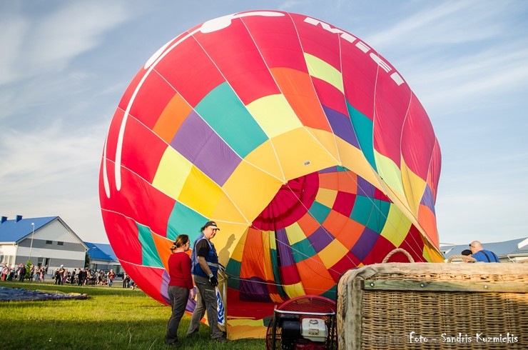 Festivāla laikā virs Kuldīgas krāšņi pacēlās vairākas gaisa balonu ekipāžas un priecēja kuplo apmeklētaju pulku Festivāla laikā virs Kuldīgas krāšņi pacēlās vairākas gaisa balonu ekipāžas un priecēja kuplo apmeklētaju pulku 255126
