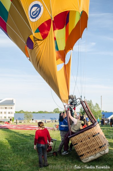 Festivāla laikā virs Kuldīgas krāšņi pacēlās vairākas gaisa balonu ekipāžas un priecēja kuplo apmeklētaju pulku Festivāla laikā virs Kuldīgas krāšņi pacēlās vairākas gaisa balonu ekipāžas un priecēja kuplo apmeklētaju pulku 255127