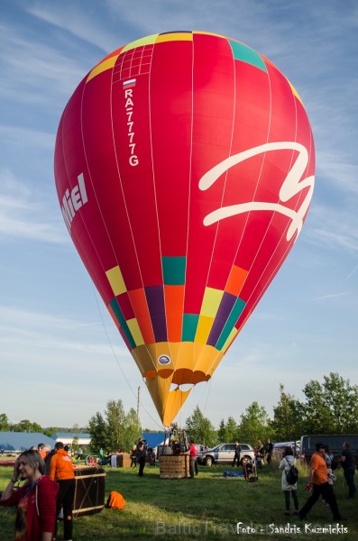 Festivāla laikā virs Kuldīgas krāšņi pacēlās vairākas gaisa balonu ekipāžas un priecēja kuplo apmeklētaju pulku Festivāla laikā virs Kuldīgas krāšņi pacēlās vairākas gaisa balonu ekipāžas un priecēja kuplo apmeklētaju pulku 255128