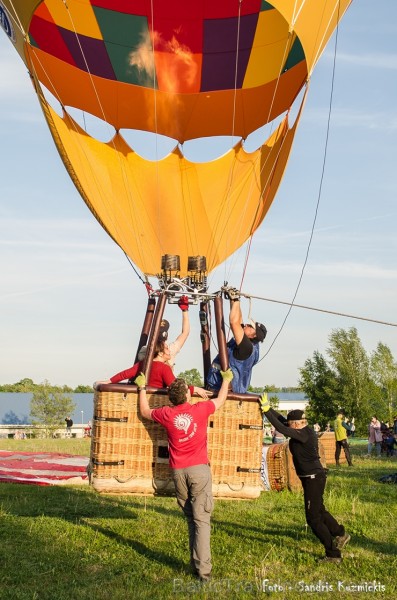 Festivāla laikā virs Kuldīgas krāšņi pacēlās vairākas gaisa balonu ekipāžas un priecēja kuplo apmeklētaju pulku Festivāla laikā virs Kuldīgas krāšņi pacēlās vairākas gaisa balonu ekipāžas un priecēja kuplo apmeklētaju pulku 255129
