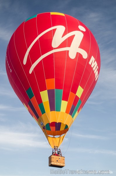 Festivāla laikā virs Kuldīgas krāšņi pacēlās vairākas gaisa balonu ekipāžas un priecēja kuplo apmeklētaju pulku Festivāla laikā virs Kuldīgas krāšņi pacēlās vairākas gaisa balonu ekipāžas un priecēja kuplo apmeklētaju pulku 255131