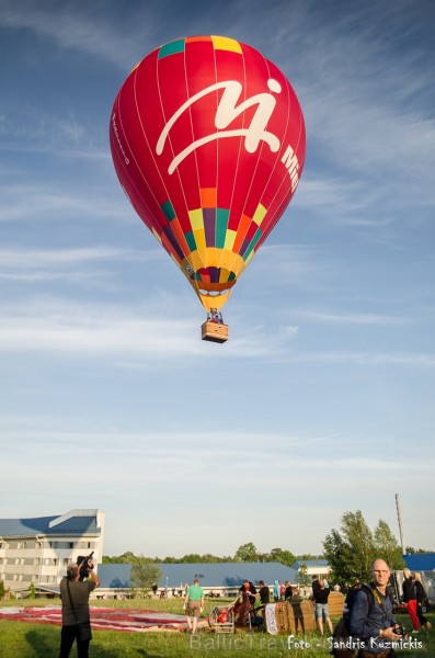 Festivāla laikā virs Kuldīgas krāšņi pacēlās vairākas gaisa balonu ekipāžas un priecēja kuplo apmeklētaju pulku Festivāla laikā virs Kuldīgas krāšņi pacēlās vairākas gaisa balonu ekipāžas un priecēja kuplo apmeklētaju pulku 255132