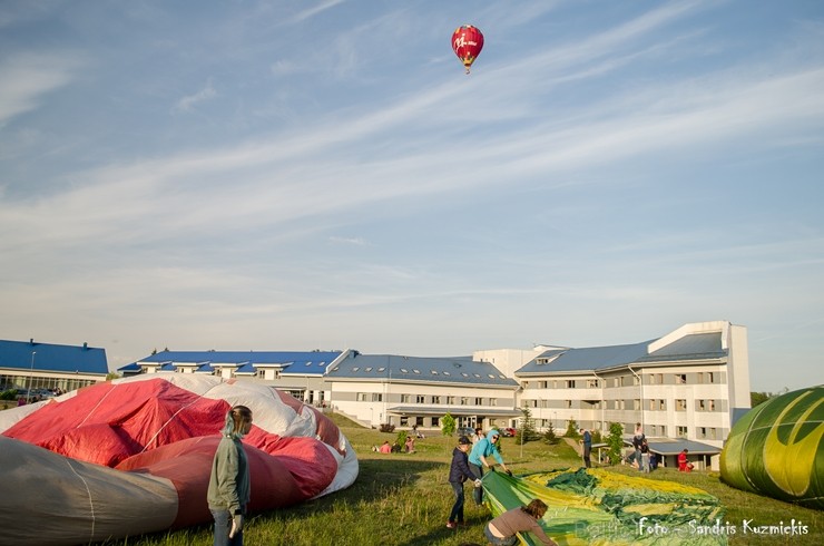 Festivāla laikā virs Kuldīgas krāšņi pacēlās vairākas gaisa balonu ekipāžas un priecēja kuplo apmeklētaju pulku Festivāla laikā virs Kuldīgas krāšņi pacēlās vairākas gaisa balonu ekipāžas un priecēja kuplo apmeklētaju pulku 255133