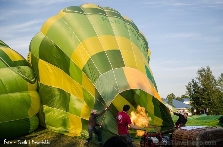 Festivāla laikā virs Kuldīgas krāšņi pacēlās vairākas gaisa balonu ekipāžas un priecēja kuplo apmeklētaju pulku Festivāla laikā virs Kuldīgas krāšņi pacēlās vairākas gaisa balonu ekipāžas un priecēja kuplo apmeklētaju pulku 255134