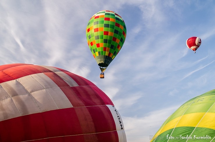 Festivāla laikā virs Kuldīgas krāšņi pacēlās vairākas gaisa balonu ekipāžas un priecēja kuplo apmeklētaju pulku Festivāla laikā virs Kuldīgas krāšņi pacēlās vairākas gaisa balonu ekipāžas un priecēja kuplo apmeklētaju pulku 255135