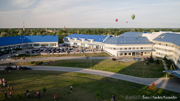 Festivāla laikā virs Kuldīgas krāšņi pacēlās vairākas gaisa balonu ekipāžas un priecēja kuplo apmeklētaju pulku Festivāla laikā virs Kuldīgas krāšņi pacēlās vairākas gaisa balonu ekipāžas un priecēja kuplo apmeklētaju pulku 255136