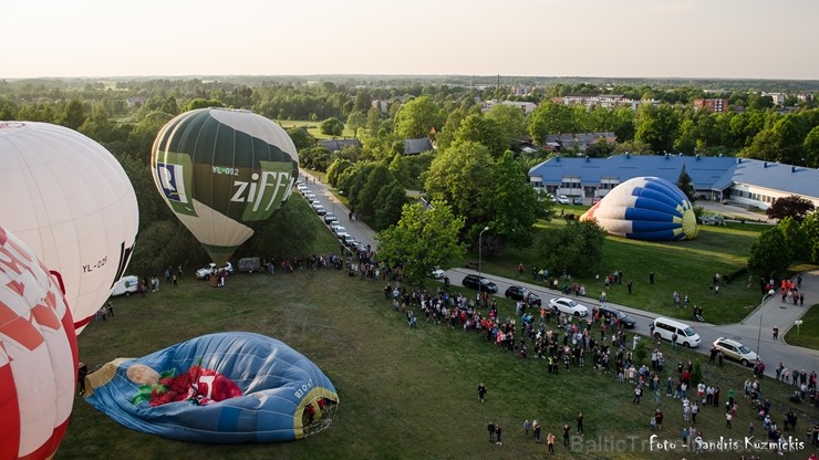 Festivāla laikā virs Kuldīgas krāšņi pacēlās vairākas gaisa balonu ekipāžas un priecēja kuplo apmeklētaju pulku Festivāla laikā virs Kuldīgas krāšņi pacēlās vairākas gaisa balonu ekipāžas un priecēja kuplo apmeklētaju pulku 255137