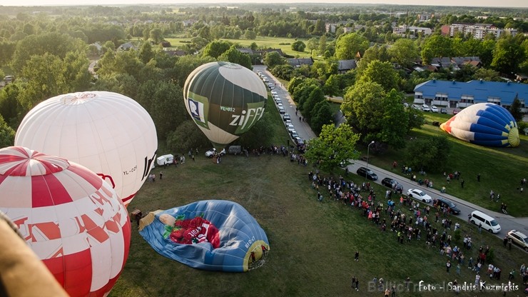 Festivāla laikā virs Kuldīgas krāšņi pacēlās vairākas gaisa balonu ekipāžas un priecēja kuplo apmeklētaju pulku Festivāla laikā virs Kuldīgas krāšņi pacēlās vairākas gaisa balonu ekipāžas un priecēja kuplo apmeklētaju pulku 255138