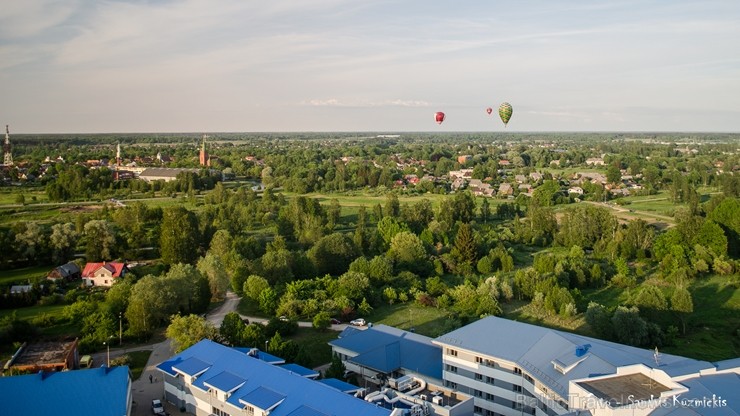 Festivāla laikā virs Kuldīgas krāšņi pacēlās vairākas gaisa balonu ekipāžas un priecēja kuplo apmeklētaju pulku Festivāla laikā virs Kuldīgas krāšņi pacēlās vairākas gaisa balonu ekipāžas un priecēja kuplo apmeklētaju pulku 255139