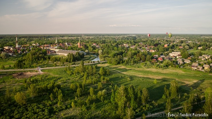 Festivāla laikā virs Kuldīgas krāšņi pacēlās vairākas gaisa balonu ekipāžas un priecēja kuplo apmeklētaju pulku Festivāla laikā virs Kuldīgas krāšņi pacēlās vairākas gaisa balonu ekipāžas un priecēja kuplo apmeklētaju pulku 255140