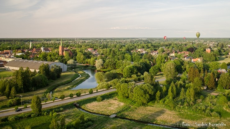 Festivāla laikā virs Kuldīgas krāšņi pacēlās vairākas gaisa balonu ekipāžas un priecēja kuplo apmeklētaju pulku Festivāla laikā virs Kuldīgas krāšņi pacēlās vairākas gaisa balonu ekipāžas un priecēja kuplo apmeklētaju pulku 255141