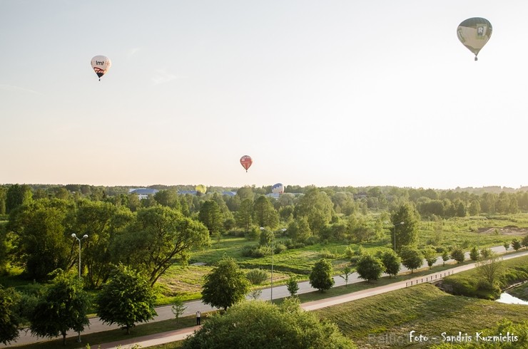 Festivāla laikā virs Kuldīgas krāšņi pacēlās vairākas gaisa balonu ekipāžas un priecēja kuplo apmeklētaju pulku Festivāla laikā virs Kuldīgas krāšņi pacēlās vairākas gaisa balonu ekipāžas un priecēja kuplo apmeklētaju pulku 255142