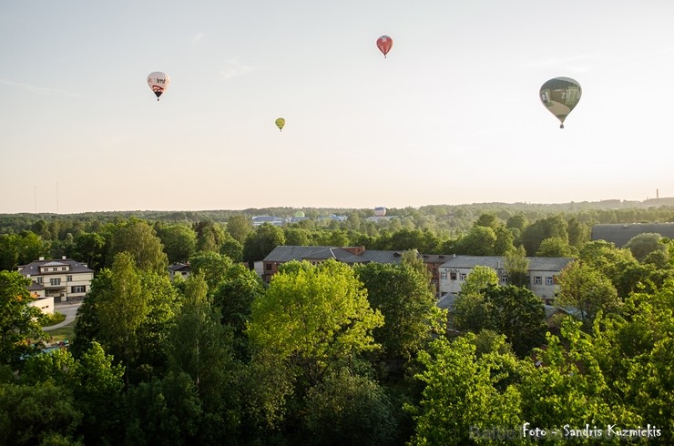 Festivāla laikā virs Kuldīgas krāšņi pacēlās vairākas gaisa balonu ekipāžas un priecēja kuplo apmeklētaju pulku Festivāla laikā virs Kuldīgas krāšņi pacēlās vairākas gaisa balonu ekipāžas un priecēja kuplo apmeklētaju pulku 255144