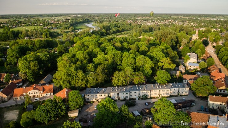 Festivāla laikā virs Kuldīgas krāšņi pacēlās vairākas gaisa balonu ekipāžas un priecēja kuplo apmeklētaju pulku Festivāla laikā virs Kuldīgas krāšņi pacēlās vairākas gaisa balonu ekipāžas un priecēja kuplo apmeklētaju pulku 255146