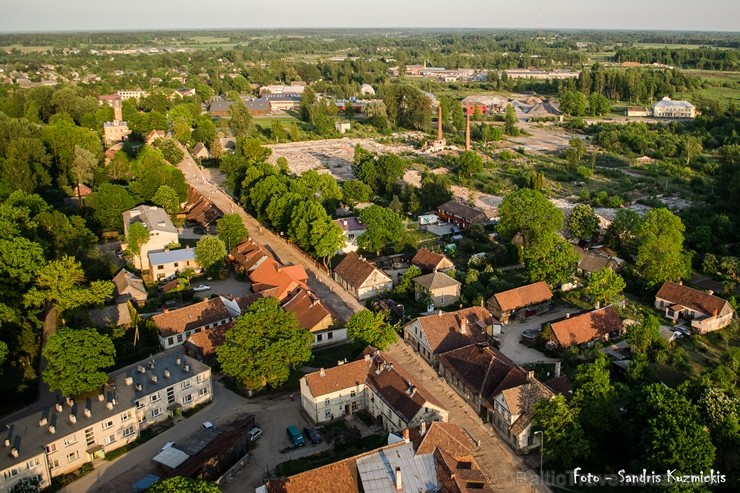 Festivāla laikā virs Kuldīgas krāšņi pacēlās vairākas gaisa balonu ekipāžas un priecēja kuplo apmeklētaju pulku Festivāla laikā virs Kuldīgas krāšņi pacēlās vairākas gaisa balonu ekipāžas un priecēja kuplo apmeklētaju pulku 255147