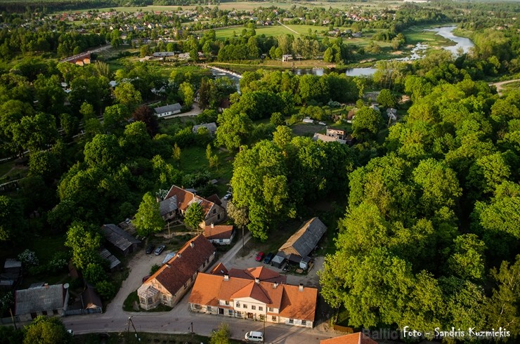 Festivāla laikā virs Kuldīgas krāšņi pacēlās vairākas gaisa balonu ekipāžas un priecēja kuplo apmeklētaju pulku Festivāla laikā virs Kuldīgas krāšņi pacēlās vairākas gaisa balonu ekipāžas un priecēja kuplo apmeklētaju pulku 255148