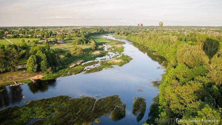 Festivāla laikā virs Kuldīgas krāšņi pacēlās vairākas gaisa balonu ekipāžas un priecēja kuplo apmeklētaju pulku Festivāla laikā virs Kuldīgas krāšņi pacēlās vairākas gaisa balonu ekipāžas un priecēja kuplo apmeklētaju pulku 255151