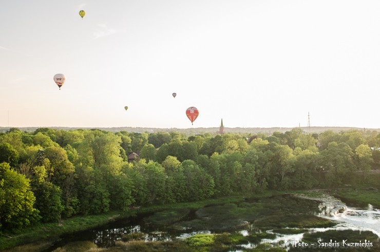 Festivāla laikā virs Kuldīgas krāšņi pacēlās vairākas gaisa balonu ekipāžas un priecēja kuplo apmeklētaju pulku Festivāla laikā virs Kuldīgas krāšņi pacēlās vairākas gaisa balonu ekipāžas un priecēja kuplo apmeklētaju pulku 255155