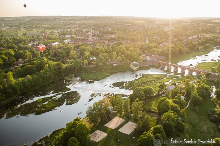 Festivāla laikā virs Kuldīgas krāšņi pacēlās vairākas gaisa balonu ekipāžas un priecēja kuplo apmeklētaju pulku Festivāla laikā virs Kuldīgas krāšņi pacēlās vairākas gaisa balonu ekipāžas un priecēja kuplo apmeklētaju pulku 255156