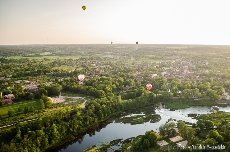 Festivāla laikā virs Kuldīgas krāšņi pacēlās vairākas gaisa balonu ekipāžas un priecēja kuplo apmeklētaju pulku Festivāla laikā virs Kuldīgas krāšņi pacēlās vairākas gaisa balonu ekipāžas un priecēja kuplo apmeklētaju pulku 255157
