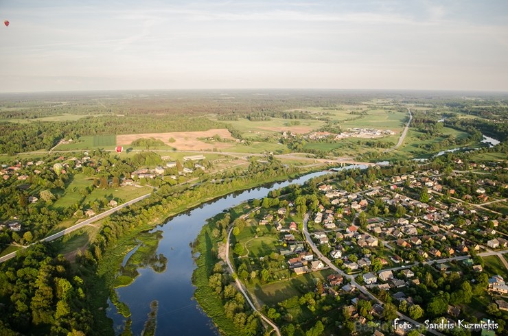 Festivāla laikā virs Kuldīgas krāšņi pacēlās vairākas gaisa balonu ekipāžas un priecēja kuplo apmeklētaju pulku Festivāla laikā virs Kuldīgas krāšņi pacēlās vairākas gaisa balonu ekipāžas un priecēja kuplo apmeklētaju pulku 255158