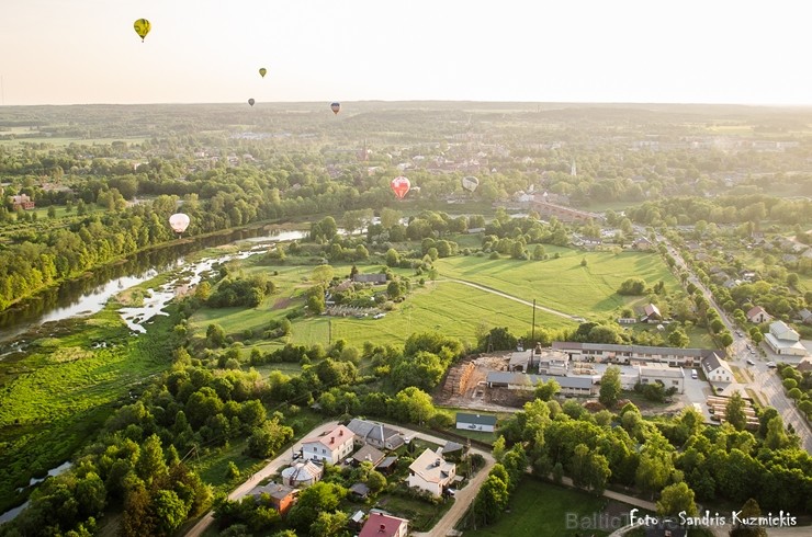Festivāla laikā virs Kuldīgas krāšņi pacēlās vairākas gaisa balonu ekipāžas un priecēja kuplo apmeklētaju pulku Festivāla laikā virs Kuldīgas krāšņi pacēlās vairākas gaisa balonu ekipāžas un priecēja kuplo apmeklētaju pulku 255159