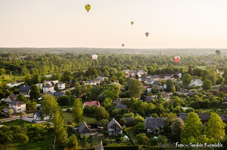 Festivāla laikā virs Kuldīgas krāšņi pacēlās vairākas gaisa balonu ekipāžas un priecēja kuplo apmeklētaju pulku Festivāla laikā virs Kuldīgas krāšņi pacēlās vairākas gaisa balonu ekipāžas un priecēja kuplo apmeklētaju pulku 255160