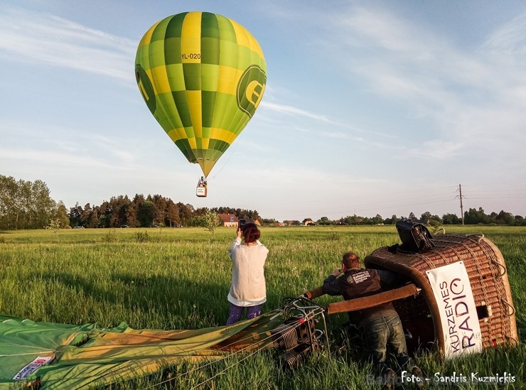 Festivāla laikā virs Kuldīgas krāšņi pacēlās vairākas gaisa balonu ekipāžas un priecēja kuplo apmeklētaju pulku Festivāla laikā virs Kuldīgas krāšņi pacēlās vairākas gaisa balonu ekipāžas un priecēja kuplo apmeklētaju pulku 255161