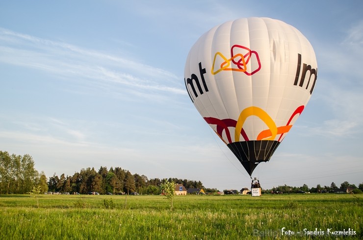 Festivāla laikā virs Kuldīgas krāšņi pacēlās vairākas gaisa balonu ekipāžas un priecēja kuplo apmeklētaju pulku Festivāla laikā virs Kuldīgas krāšņi pacēlās vairākas gaisa balonu ekipāžas un priecēja kuplo apmeklētaju pulku 255162