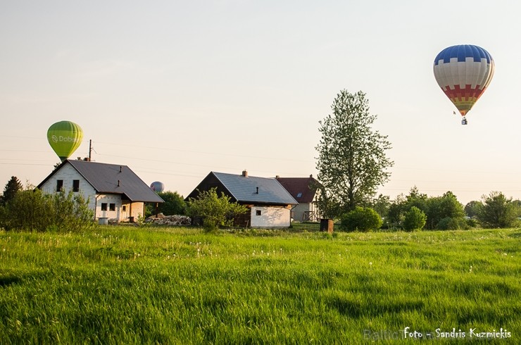 Festivāla laikā virs Kuldīgas krāšņi pacēlās vairākas gaisa balonu ekipāžas un priecēja kuplo apmeklētaju pulku Festivāla laikā virs Kuldīgas krāšņi pacēlās vairākas gaisa balonu ekipāžas un priecēja kuplo apmeklētaju pulku 255163