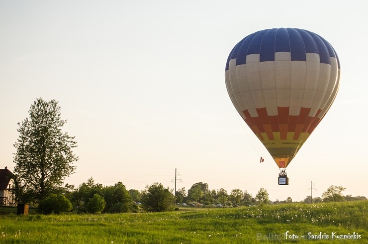 Festivāla laikā virs Kuldīgas krāšņi pacēlās vairākas gaisa balonu ekipāžas un priecēja kuplo apmeklētaju pulku Festivāla laikā virs Kuldīgas krāšņi pacēlās vairākas gaisa balonu ekipāžas un priecēja kuplo apmeklētaju pulku 255164
