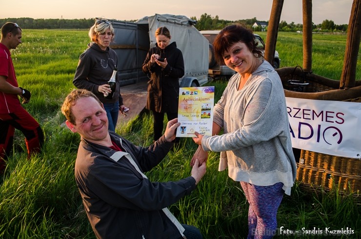 Festivāla laikā virs Kuldīgas krāšņi pacēlās vairākas gaisa balonu ekipāžas un priecēja kuplo apmeklētaju pulku Festivāla laikā virs Kuldīgas krāšņi pacēlās vairākas gaisa balonu ekipāžas un priecēja kuplo apmeklētaju pulku 255167