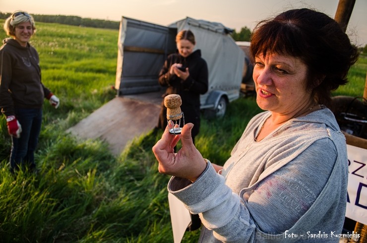 Festivāla laikā virs Kuldīgas krāšņi pacēlās vairākas gaisa balonu ekipāžas un priecēja kuplo apmeklētaju pulku Festivāla laikā virs Kuldīgas krāšņi pacēlās vairākas gaisa balonu ekipāžas un priecēja kuplo apmeklētaju pulku 255168