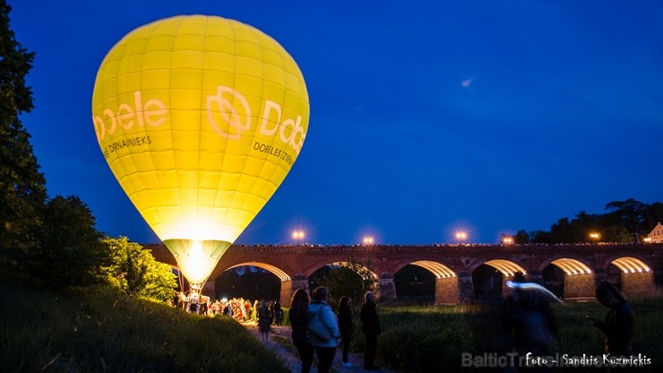 Festivāla laikā virs Kuldīgas krāšņi pacēlās vairākas gaisa balonu ekipāžas un priecēja kuplo apmeklētaju pulku Festivāla laikā virs Kuldīgas krāšņi pacēlās vairākas gaisa balonu ekipāžas un priecēja kuplo apmeklētaju pulku 255169