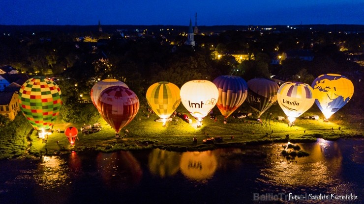 Festivāla laikā virs Kuldīgas krāšņi pacēlās vairākas gaisa balonu ekipāžas un priecēja kuplo apmeklētaju pulku Festivāla laikā virs Kuldīgas krāšņi pacēlās vairākas gaisa balonu ekipāžas un priecēja kuplo apmeklētaju pulku 255172