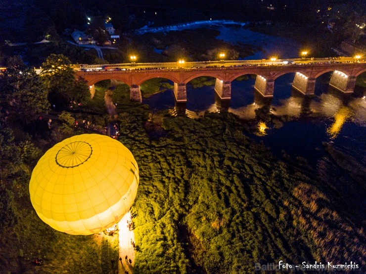 Festivāla laikā virs Kuldīgas krāšņi pacēlās vairākas gaisa balonu ekipāžas un priecēja kuplo apmeklētaju pulku Festivāla laikā virs Kuldīgas krāšņi pacēlās vairākas gaisa balonu ekipāžas un priecēja kuplo apmeklētaju pulku 255173