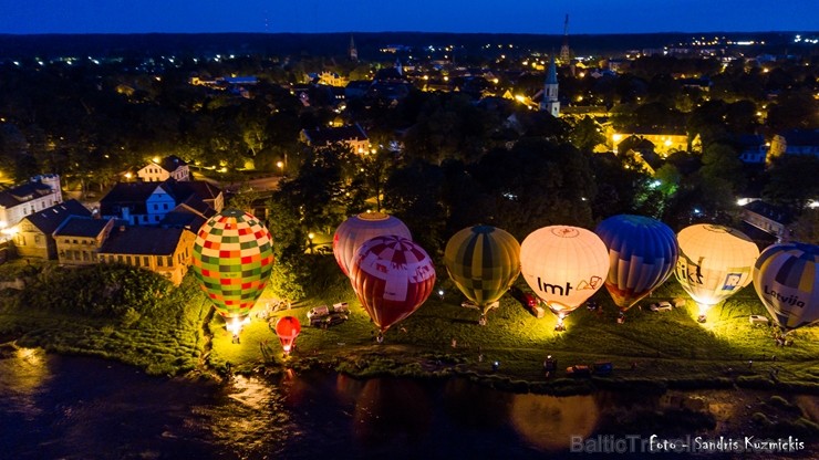 Festivāla laikā virs Kuldīgas krāšņi pacēlās vairākas gaisa balonu ekipāžas un priecēja kuplo apmeklētaju pulku Festivāla laikā virs Kuldīgas krāšņi pacēlās vairākas gaisa balonu ekipāžas un priecēja kuplo apmeklētaju pulku 255174
