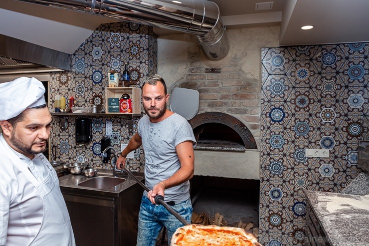 Nesen atklātajā restorānā Nesen atklātajā restorānā