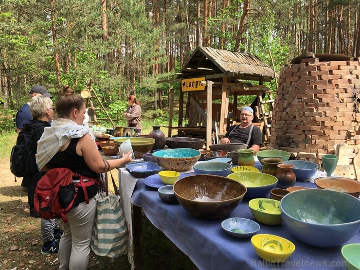 Latvijas Etnogrāfiskajā brīvdabas muzejā no 1. līdz 2. jūnijam jau 49. rīkoja Latviešu tautas lietišķās mākslas darinājumu Gadatirgu, kas pulcēja Latv Latvijas Etnogrāfiskajā brīvdabas muzejā no 1. līdz 2. jūnijam jau 49. rīkoja Latviešu tautas lietišķās mākslas darinājumu Gadatirgu, kas pulcēja Latv 256109
