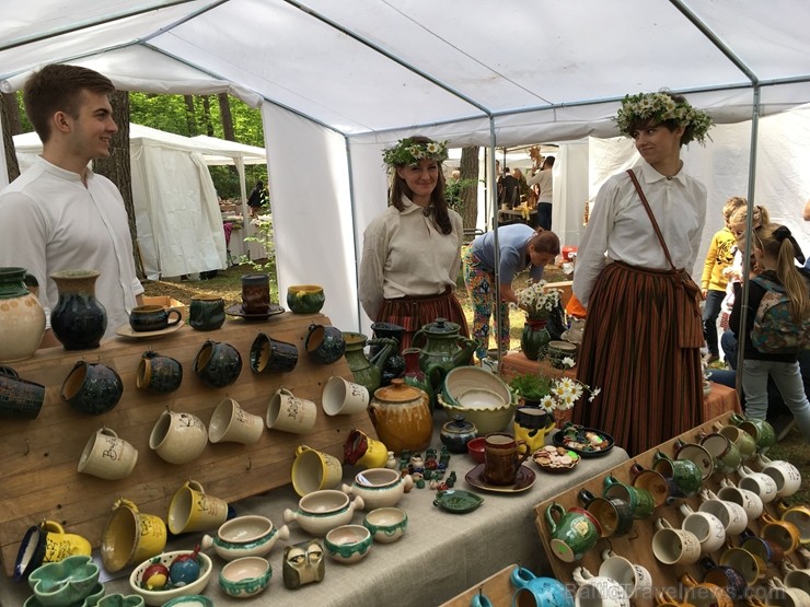 Latvijas Etnogrāfiskajā brīvdabas muzejā no 1. līdz 2. jūnijam jau 49. rīkoja Latviešu tautas lietišķās mākslas darinājumu Gadatirgu, kas pulcēja Latv Latvijas Etnogrāfiskajā brīvdabas muzejā no 1. līdz 2. jūnijam jau 49. rīkoja Latviešu tautas lietišķās mākslas darinājumu Gadatirgu, kas pulcēja Latv 256110