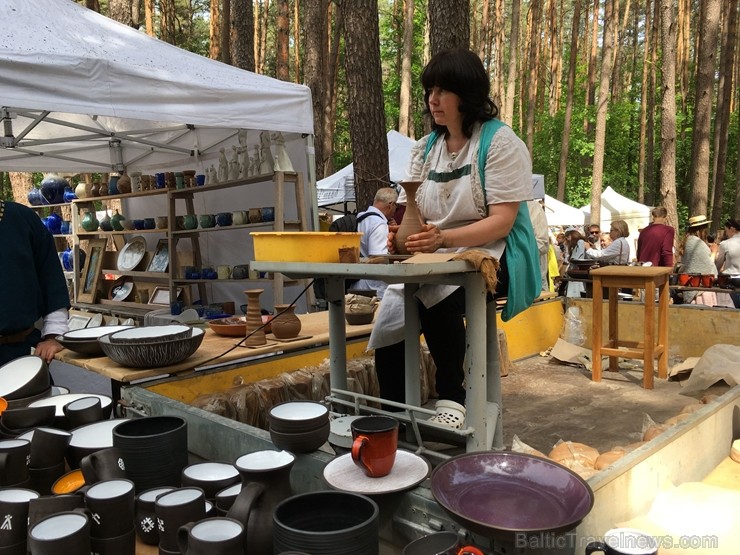Latvijas Etnogrāfiskajā brīvdabas muzejā no 1. līdz 2. jūnijam jau 49. rīkoja Latviešu tautas lietišķās mākslas darinājumu Gadatirgu, kas pulcēja Latv Latvijas Etnogrāfiskajā brīvdabas muzejā no 1. līdz 2. jūnijam jau 49. rīkoja Latviešu tautas lietišķās mākslas darinājumu Gadatirgu, kas pulcēja Latv 256122