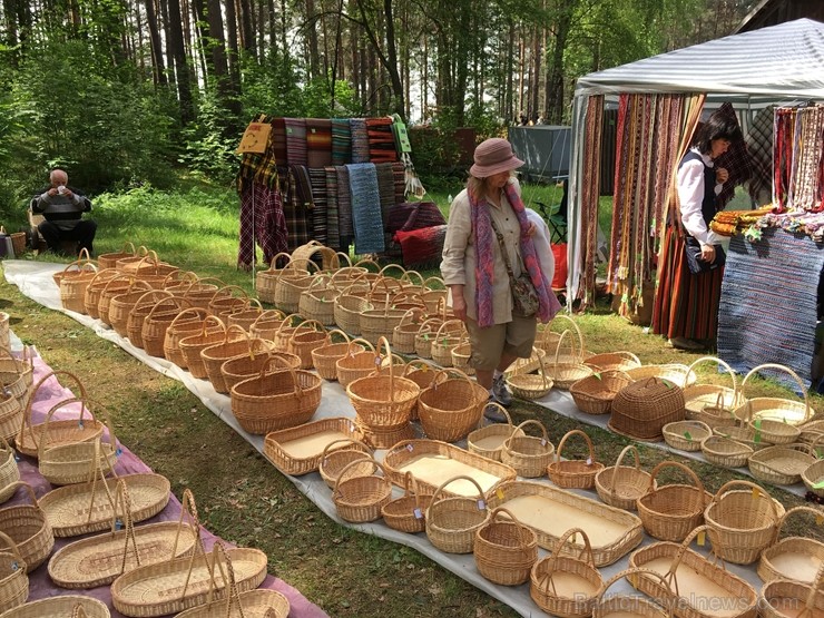 Latvijas Etnogrāfiskajā brīvdabas muzejā no 1. līdz 2. jūnijam jau 49. rīkoja Latviešu tautas lietišķās mākslas darinājumu Gadatirgu, kas pulcēja Latv Latvijas Etnogrāfiskajā brīvdabas muzejā no 1. līdz 2. jūnijam jau 49. rīkoja Latviešu tautas lietišķās mākslas darinājumu Gadatirgu, kas pulcēja Latv 256123