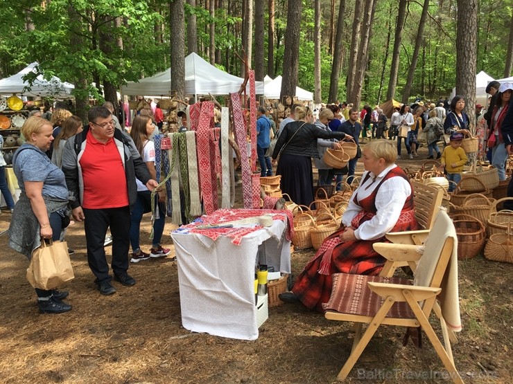 Latvijas Etnogrāfiskajā brīvdabas muzejā no 1. līdz 2. jūnijam jau 49. rīkoja Latviešu tautas lietišķās mākslas darinājumu Gadatirgu, kas pulcēja Latv Latvijas Etnogrāfiskajā brīvdabas muzejā no 1. līdz 2. jūnijam jau 49. rīkoja Latviešu tautas lietišķās mākslas darinājumu Gadatirgu, kas pulcēja Latv 256125