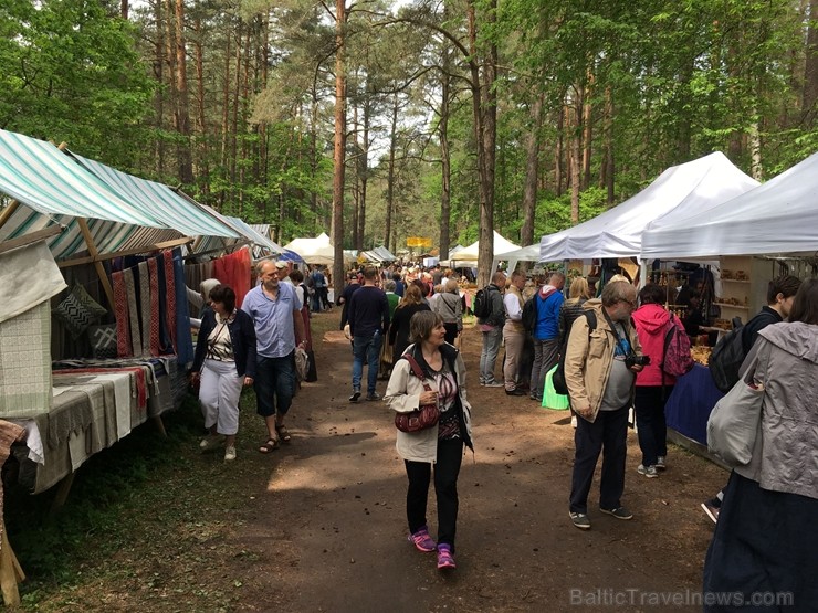 Latvijas Etnogrāfiskajā brīvdabas muzejā no 1. līdz 2. jūnijam jau 49. rīkoja Latviešu tautas lietišķās mākslas darinājumu Gadatirgu, kas pulcēja Latv Latvijas Etnogrāfiskajā brīvdabas muzejā no 1. līdz 2. jūnijam jau 49. rīkoja Latviešu tautas lietišķās mākslas darinājumu Gadatirgu, kas pulcēja Latv 256133